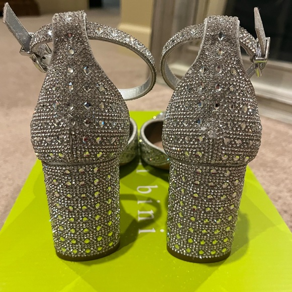 Gianni Bini size 6 silver formal shoes - Picture 7 of 15